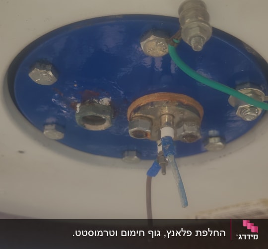 חלק תחתון של דוד שמש עם חיבורים חשמליים